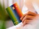 Carte bancaire Bunq arc-en-ciel tenue dans une main, illustrant la néobanque européenne et ses services en ligne.