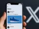 Smartphone affichant l'interface Twitter avec une publicité sponsorisée et le logo X en fond.