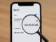 Smartphone affichant l’écran des paramètres Wi-Fi avec l’adresse IP visible, mise en évidence par une loupe ou un encadré pour attirer l’attention.