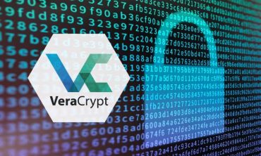 Logo VeraCrypt blanc sur fond numérique bleu avec des chiffres en arrière-plan et un cadenas symbolisant la sécurité des données.