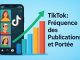 Smartphone affichant le flux TikTok avec plusieurs vidéos visibles à l’écran, illustrant la notion de publication fréquente optimale, sur fond lumineux et moderne