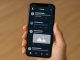 Illustration montrant un smartphone affichant l’interface de X anciennement Twitter avec des posts contenant des liens, des likes, des commentaires et des partages pour représenter l’engagement utilisateur.