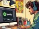 Musicne en studio utilisant un ordinateur pour gérer sa musique et analyser ses statistiques de streaming sur Spotify.