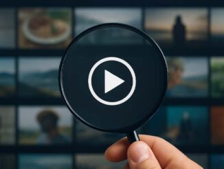 Loupe examinant une mosaïque de miniatures vidéo pour illustrer la recherche inversée et la détection de vidéos dupliquées sur Internet
